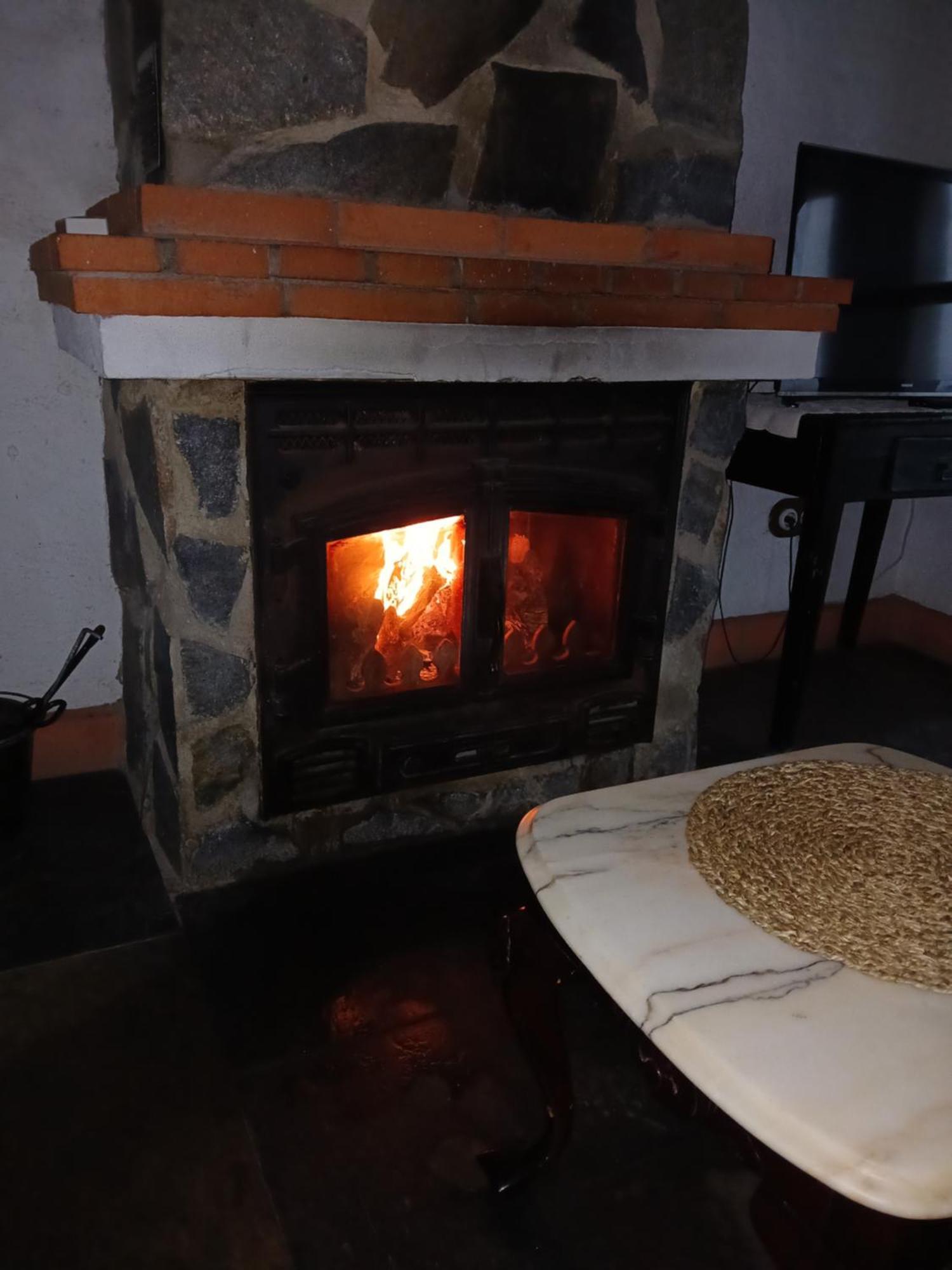 Gasthaus Mirador De Fuentes Fuentes de León Exterior foto