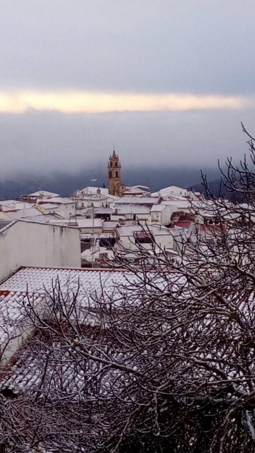 Gasthaus Mirador De Fuentes Fuentes de León Exterior foto