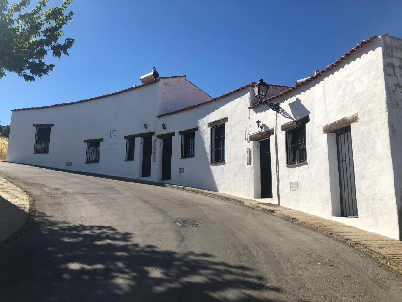 Gasthaus Mirador De Fuentes Fuentes de León Exterior foto