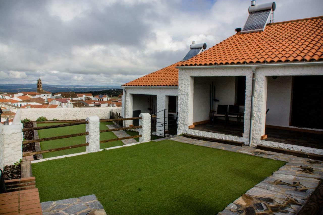 Gasthaus Mirador De Fuentes Fuentes de León Exterior foto