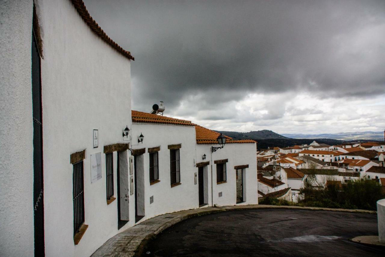 Gasthaus Mirador De Fuentes Fuentes de León Exterior foto
