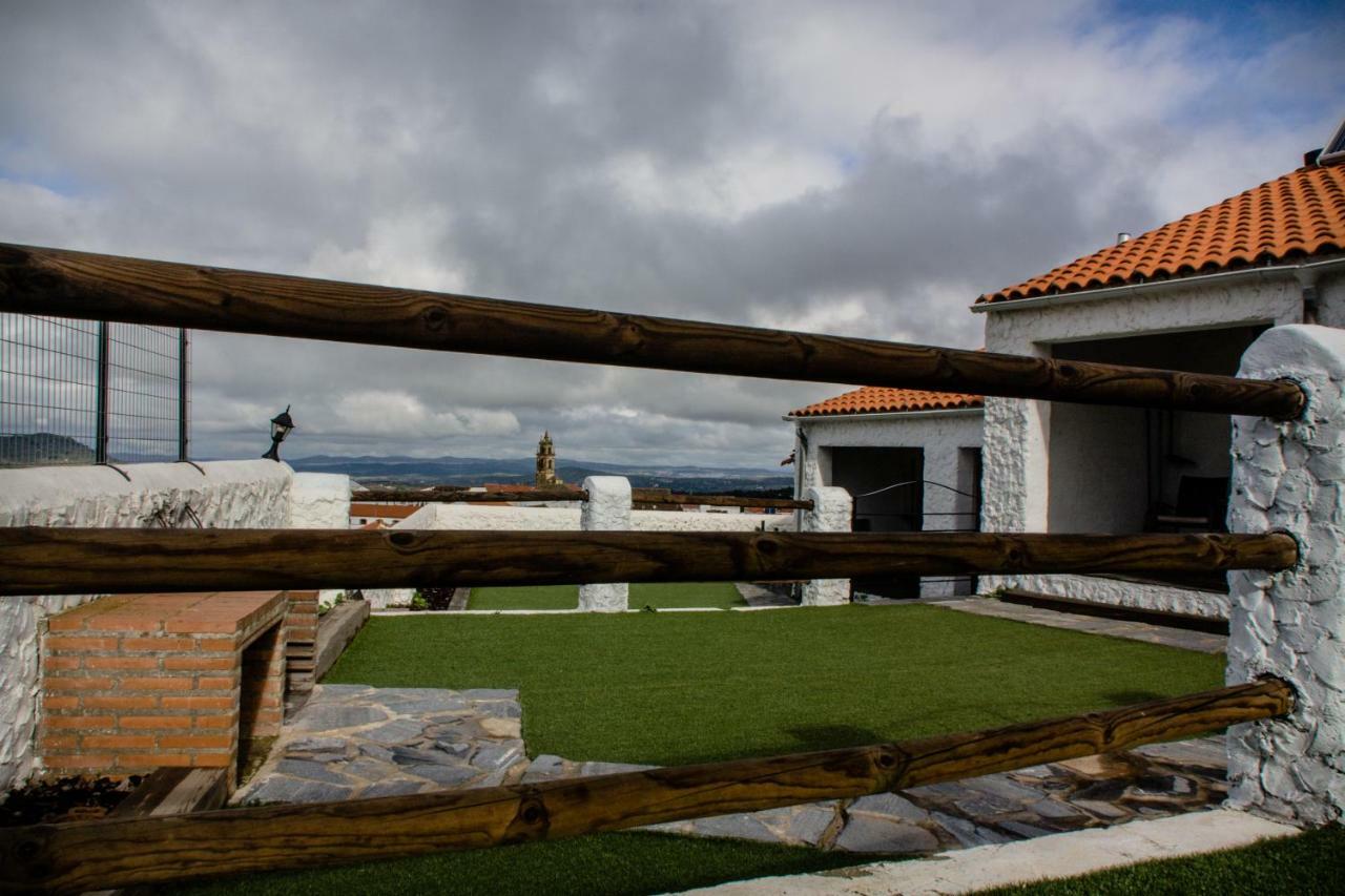Gasthaus Mirador De Fuentes Fuentes de León Exterior foto